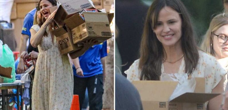 Jennifer Garner Hosts A Food Drive For Her 50th Birthday