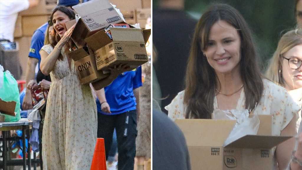 Jennifer Garner Hosts A Food Drive For Her 50th Birthday