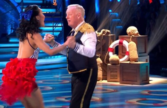 Strictly’s Les Dennis awarded a 10 ‘for entertainment’ after ‘dad’ dance