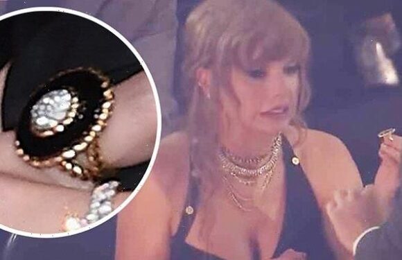 Taylor Swift BREAKS $12,000 vintage ring at MTV VMAs