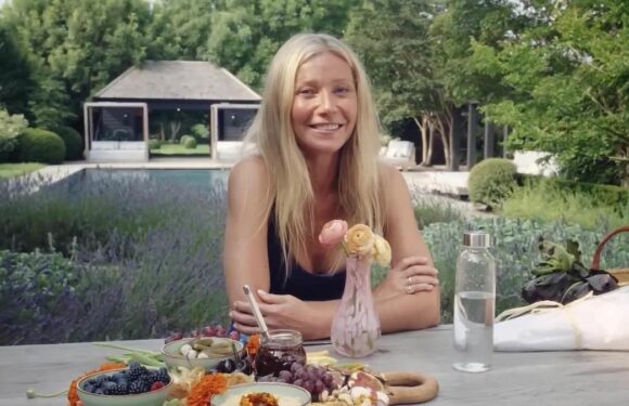 Gwyneth Paltrow uses her Oscar as a DOORSTOP and sings Coldplay song