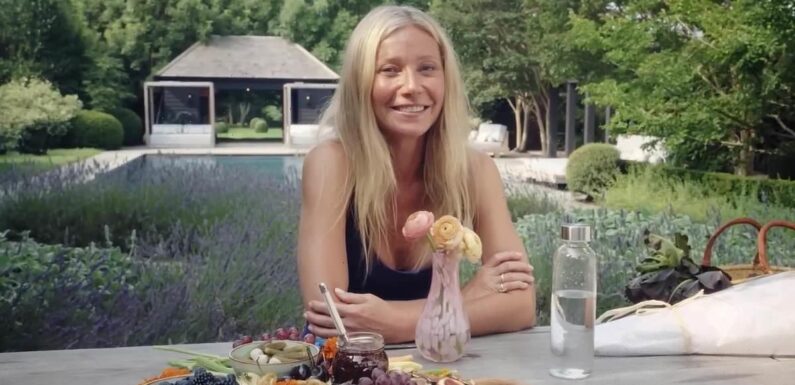 Gwyneth Paltrow uses her Oscar as a DOORSTOP and sings Coldplay song
