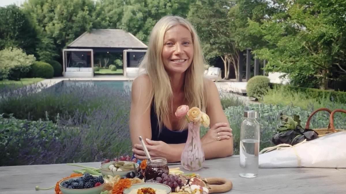 Gwyneth Paltrow uses her Oscar as a DOORSTOP and sings Coldplay song