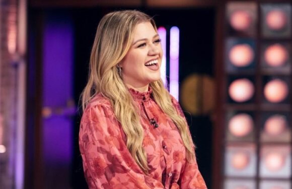 Kelly Clarkson, 41, flaunts her thin figure in pink dress