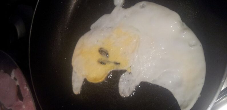 Spooked couple spot ‘ghost’ in fried egg as ghoul meddles in morning fry up