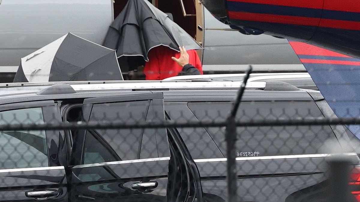 Taylor Swift boards a private jet leaving Travis Kelce in Kansas City