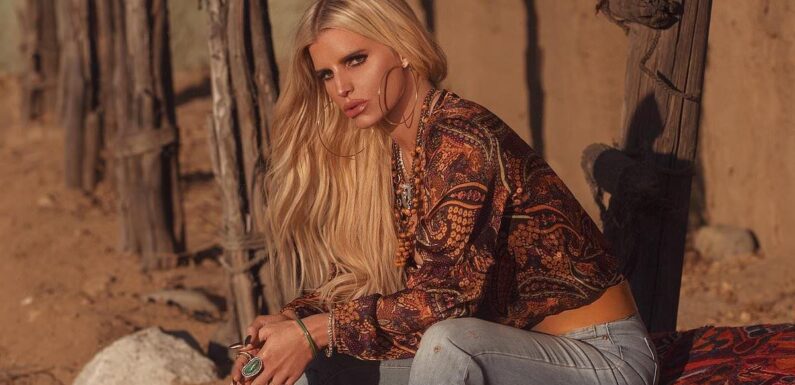 Jessica Simpson, 43, displays a VERY plump pout