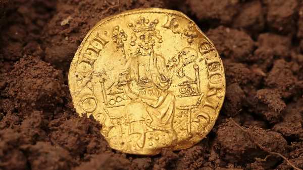 Metal detectorists made record 1,378 discoveries in Britain last year