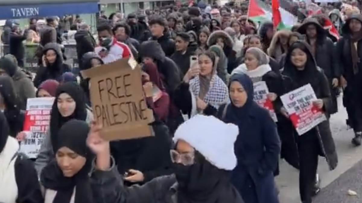 Schoolkids join London march chanting 'Israel is a terrorist state'