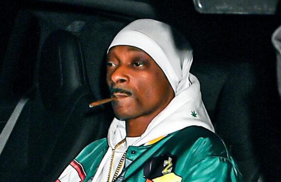 Snoop Dogg smokes a BLUNT following dinner with Don Cheadle