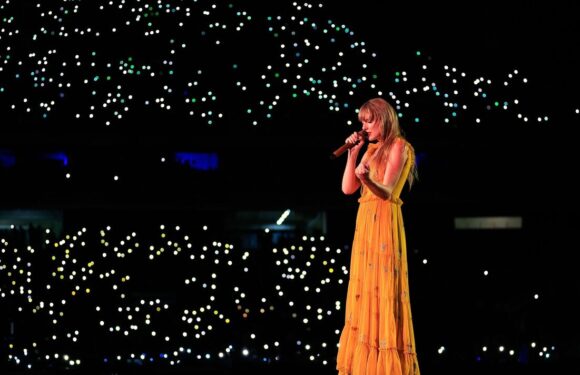 Taylor Swift cancels tonight’s concert from her dressing room after tragic death