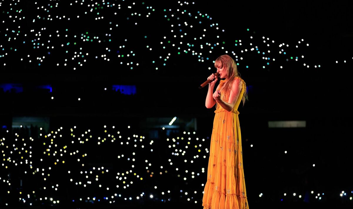 Taylor Swift cancels tonight’s concert from her dressing room after tragic death