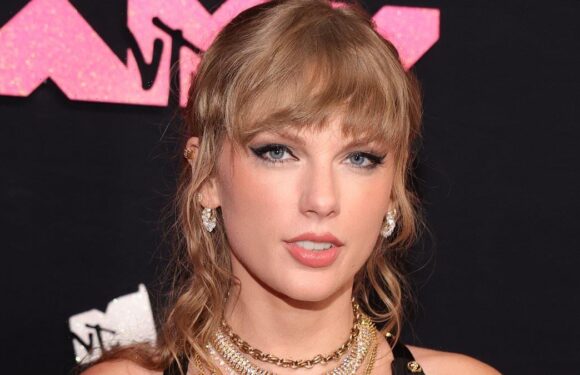Taylor Swift hosts a Kansas City Chiefs viewing party at her apartment