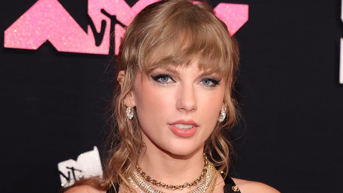 Taylor Swift hosts a Kansas City Chiefs viewing party at her apartment