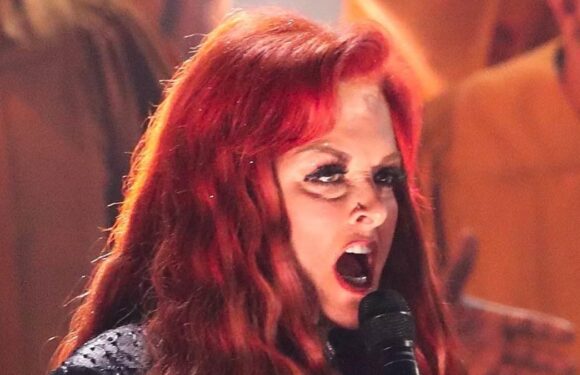 Wynonna Judd worries fans after 'bizarre' CMA Awards performance