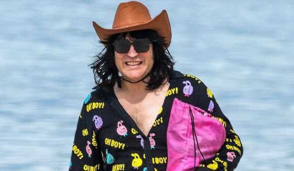 Noel Fielding shows off his very eccentric beach style in Barbados