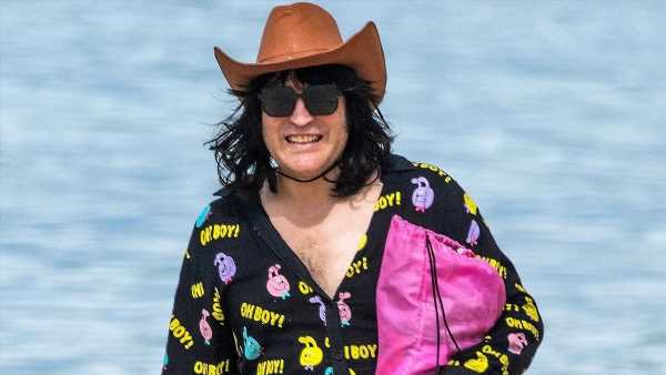 Noel Fielding shows off his very eccentric beach style in Barbados
